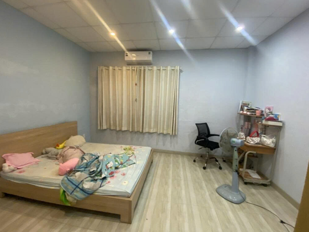 Nhà ngay cạnh SVĐ Manchester Hiệp Bình Phước. Khu vực xung quanh nhà toàn Biệt Thự.